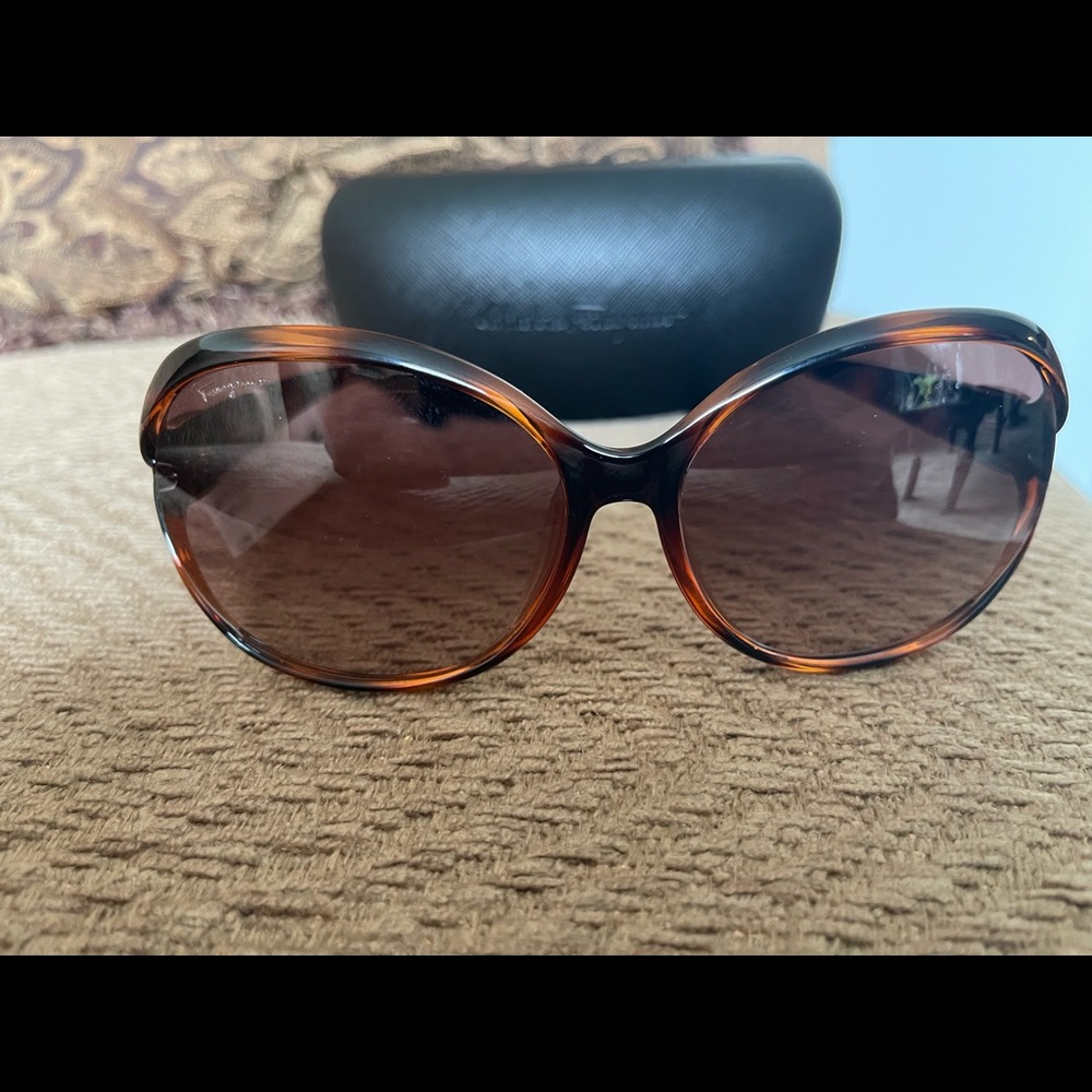 Women fancy Ferragamo Salvatore sunglasses